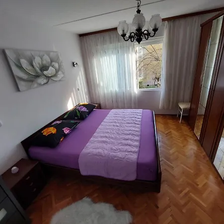 Split Apartment Apartment *